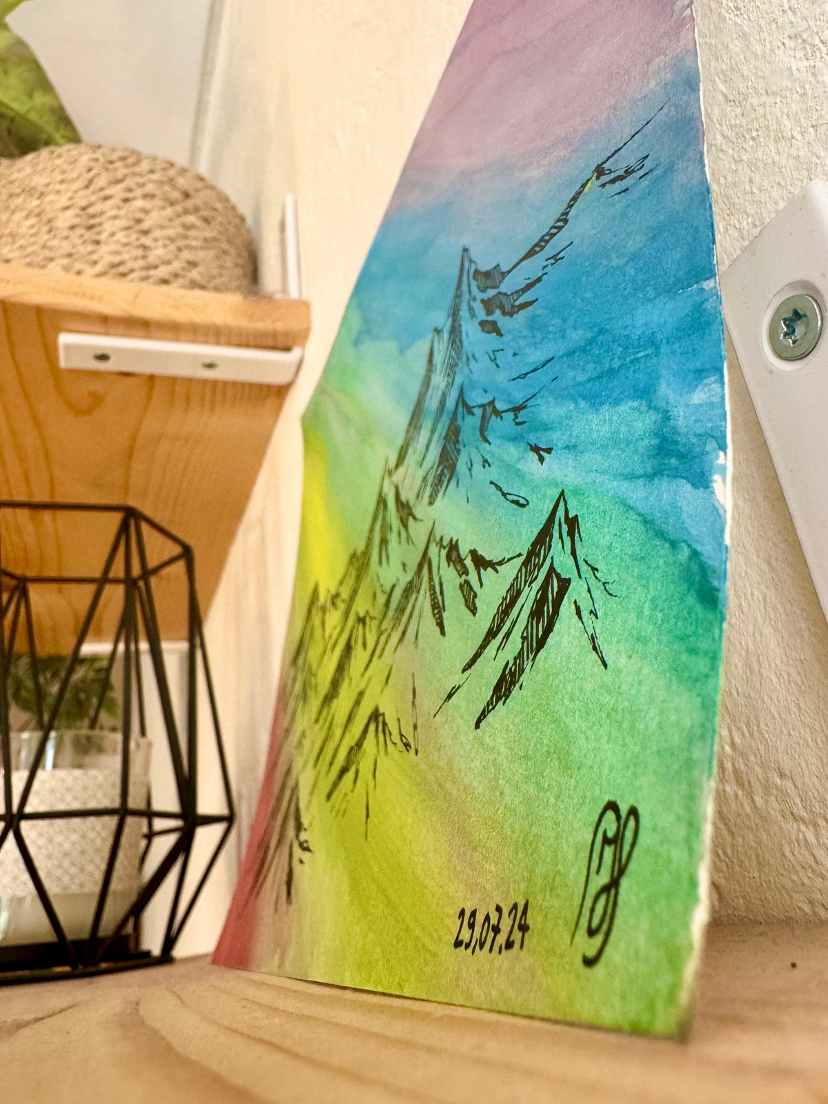 Aquarelle originale de sommets alpins dans un dégradé arc-en-ciel, vue de face